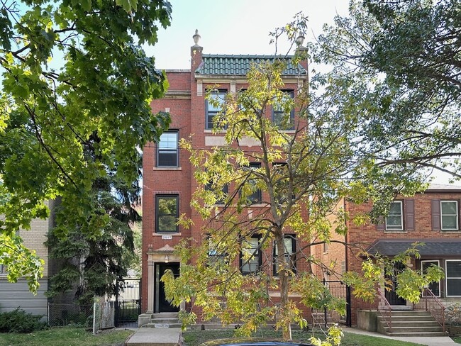 2617 W Rascher Ave, Unit G04C in Chicago, IL - Foto de edificio - Building Photo