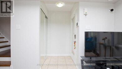 60-60 Fairwood Cir in Brampton, ON - Building Photo - Building Photo
