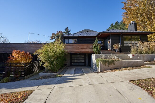 2111 SE 28th Pl, Unit #B in Portland, OR - Building Photo - Building Photo