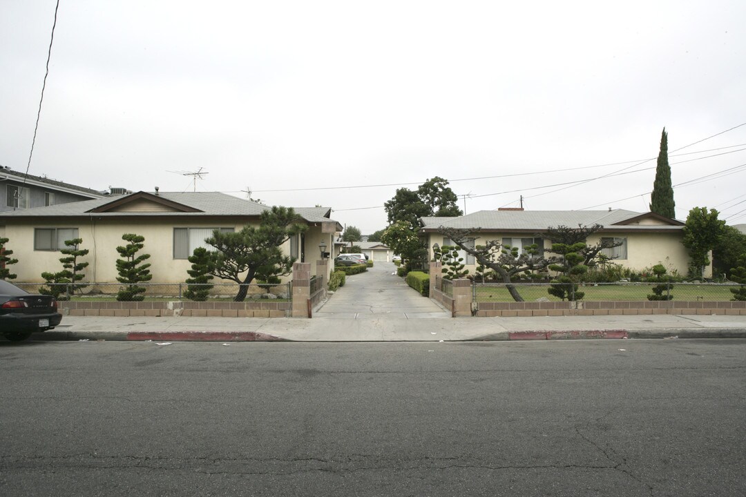 13703 Lemoli Ave in Hawthorne, CA - Building Photo