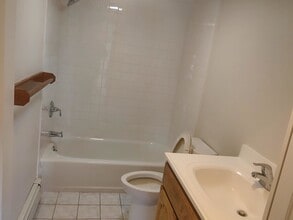 40 Beaver Brook Rd, Unit #3 in Danbury, CT - Foto de edificio - Building Photo