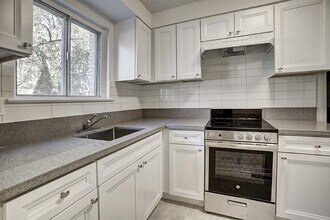 200 & 206 Lakeshore Rd. W in Oakville, ON - Building Photo - Building Photo