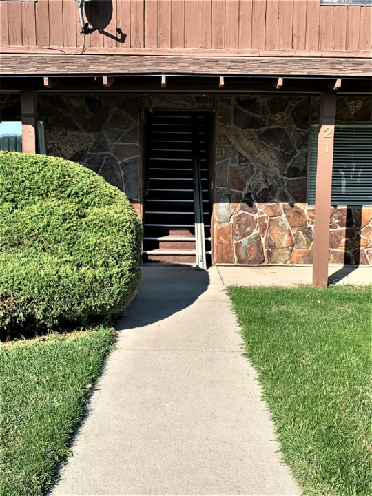 21 Yellowstone St in Kalispell, MT - Building Photo