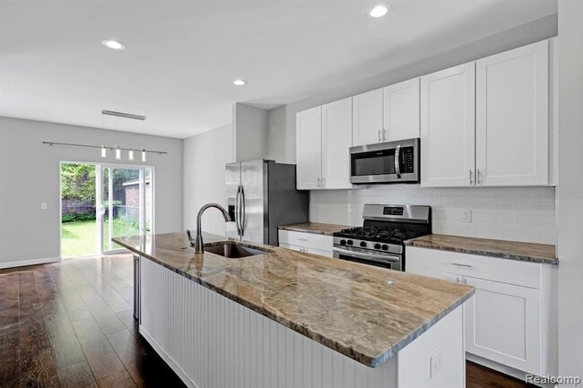 534 E Brickley Ave in Hazel Park, MI - Foto de edificio - Building Photo