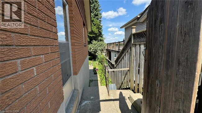 408 Erb St. W in Waterloo, ON - Building Photo - Building Photo