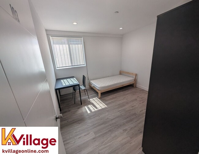 property at 1528 1/2 W 36th Pl