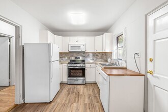 300 Barclay Rd in Chapel Hill, NC - Foto de edificio - Building Photo