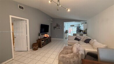 9149 NW 119th Terrace in Hialeah Gardens, FL - Building Photo - Building Photo