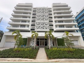 9261 E Bay Harbor Dr in Bay Harbor Islands, FL - Building Photo