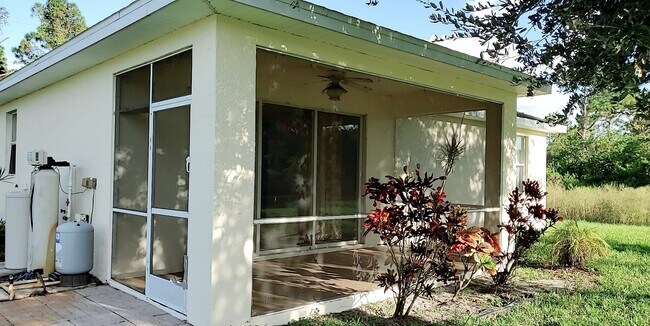 536 Redwood Ave S in Lehigh Acres, FL - Building Photo - Building Photo
