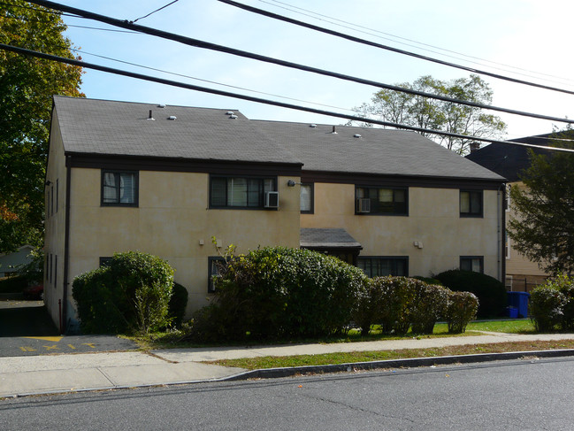 Garden Apartments in White Plains, NY - Building Photo - Building Photo