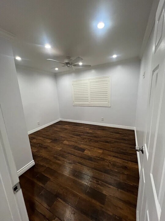 13714 Hoyt St in Los Angeles, CA - Building Photo