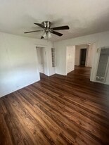 703 McArthur St in Cuero, TX - Building Photo