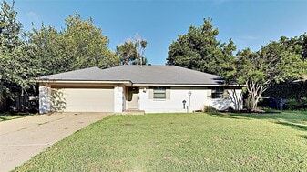 9816 Lancet Ln in The Village, OK - Building Photo