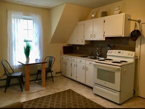 3 Lareau Ct, Unit Upstairs in Lebanon, NH - Building Photo - Building Photo