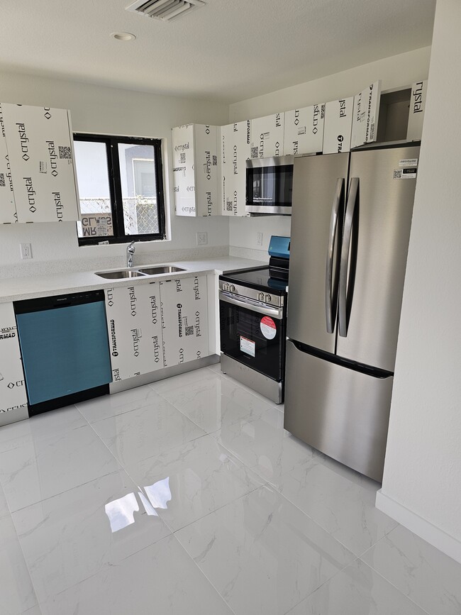 1825 NW 68th St in Miami, FL - Building Photo - Building Photo