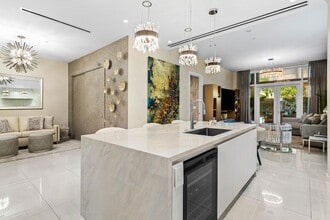 200 SE Mizner Blvd, Unit 104 in Boca Raton, FL - Building Photo - Building Photo