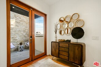 8469 Franklin Ave in Los Angeles, CA - Building Photo - Building Photo