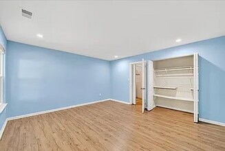 1002 Woodbridge Commons Way in Woodbridge Township, NJ - Foto de edificio - Building Photo