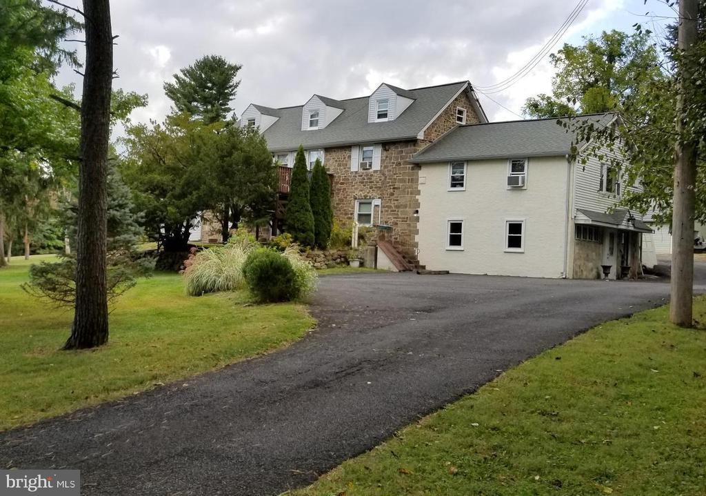 176 Davisville Rd in Warminster, PA - Building Photo