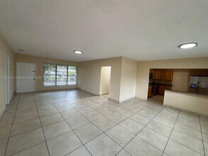 1732 NE 158th St in North Miami Beach, FL - Building Photo - Building Photo