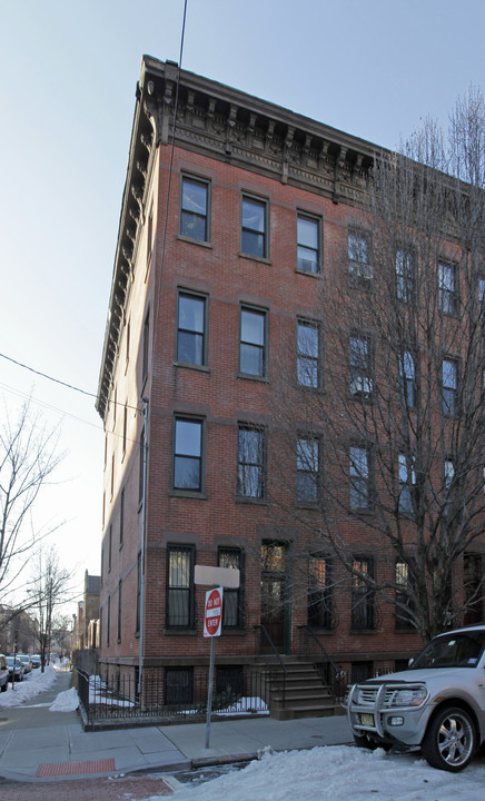 225 3rd St in Jersey City, NJ - Building Photo