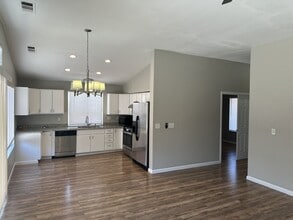 2201 Manhattan Way in Modesto, CA - Building Photo - Building Photo