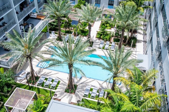 Legacy at 36th in Miami, FL - Foto de edificio - Building Photo