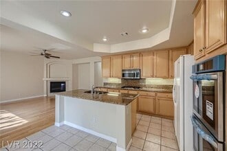 10677 Sapphire Vista Ave in Las Vegas, NV - Building Photo - Building Photo