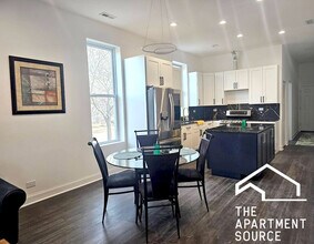 2937 W Jackson Blvd, Unit 1 in Chicago, IL - Building Photo - Building Photo