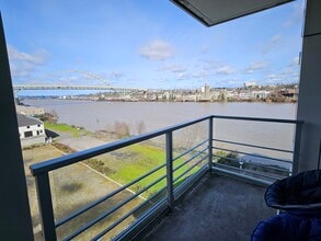 1310 NW Naito Pky, Unit 705 in Portland, OR - Foto de edificio - Building Photo