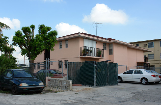 2757 SW 10th St in Miami, FL - Building Photo - Building Photo