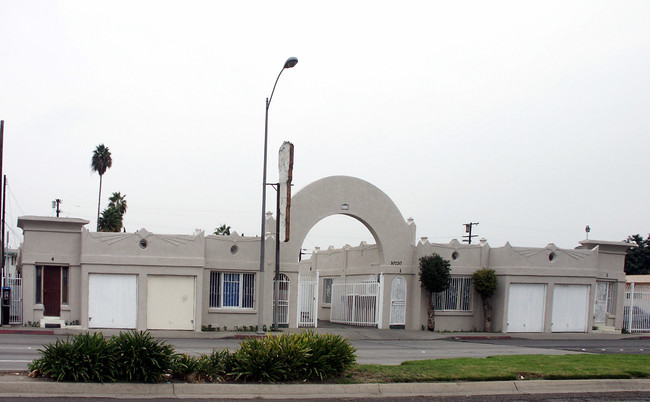 10720 Long Beach Blvd in Lynwood, CA - Foto de edificio - Building Photo