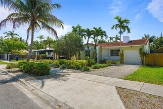 2460 SW 24th St in Miami, FL - Building Photo - Building Photo