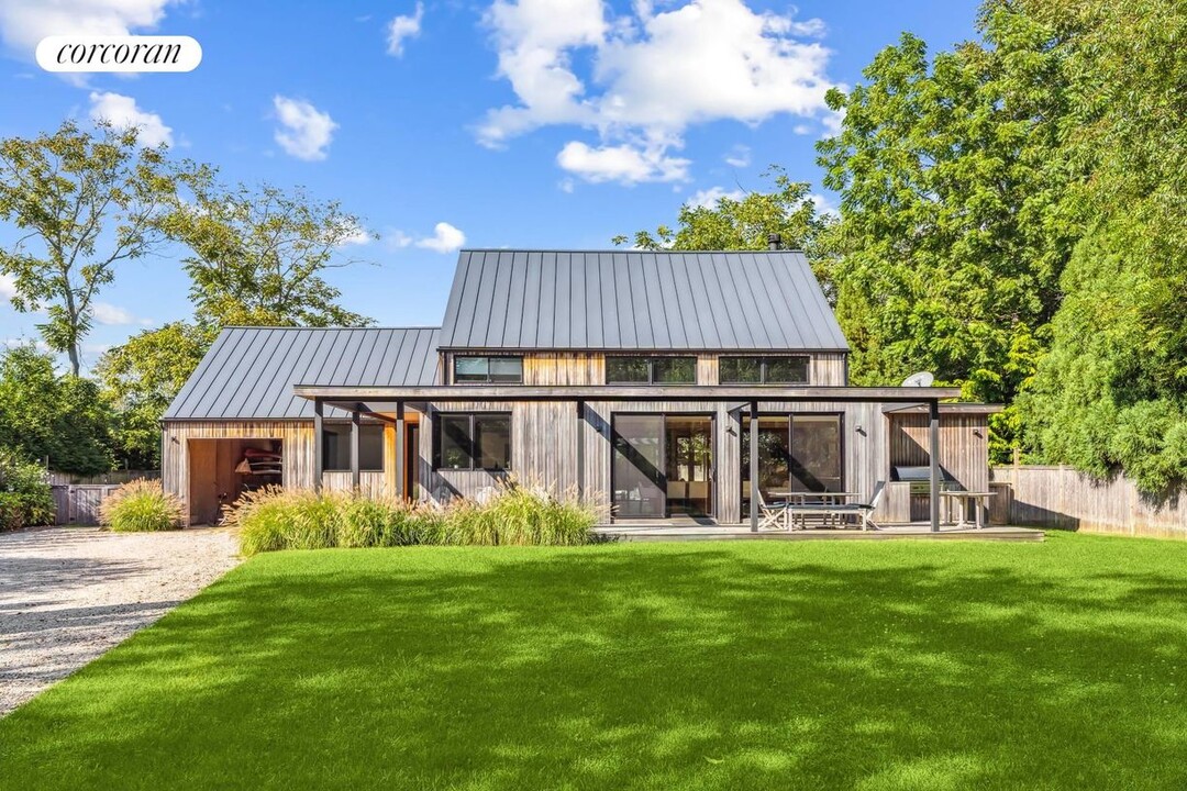 75 Pantigo Rd in East Hampton, NY - Building Photo
