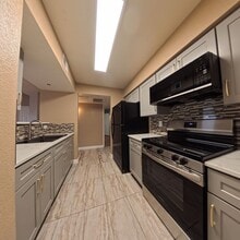 8101 W Flamingo Rd in Las Vegas, NV - Foto de edificio - Building Photo