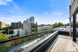 209 Jackson St in Brooklyn, NY - Foto de edificio - Building Photo