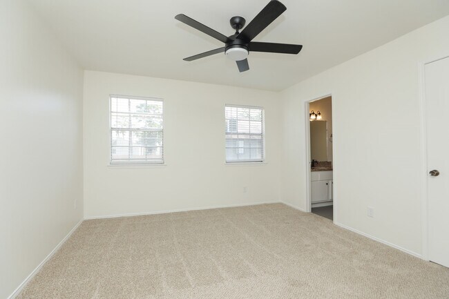 5800 Lumberdale Rd in Houston, TX - Building Photo - Building Photo