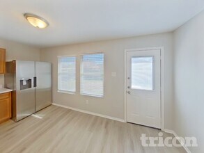 1437 Lauren Dr in Burleson, TX - Foto de edificio - Building Photo