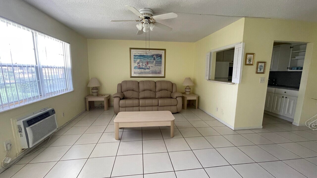3 Waltham A in West Palm Beach, FL - Building Photo