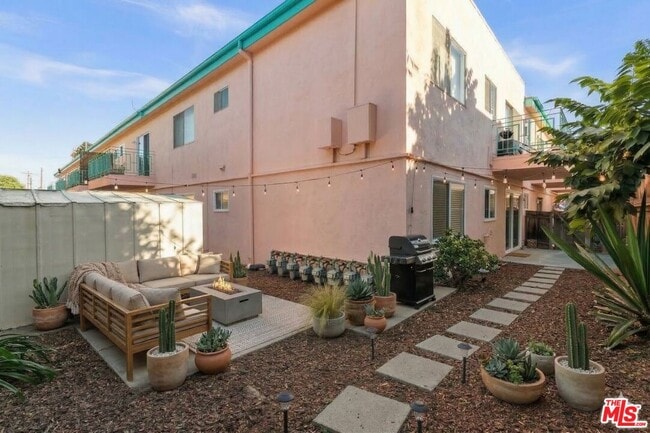 7825 W Manchester Ave in Los Angeles, CA - Foto de edificio - Building Photo