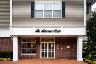 The Barnum House in Port Jefferson, NY - Foto de edificio - Building Photo