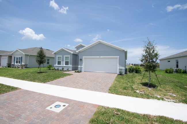 4389 Lago Cir in Winter Beach, FL - Building Photo - Building Photo