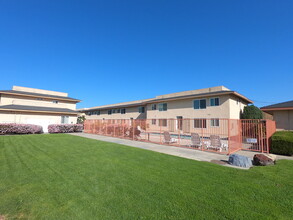 Kona Palms Apartments in Carson, CA - Building Photo - Building Photo