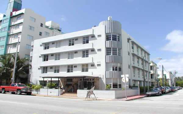 3030 Collins Ave in Miami Beach, FL - Foto de edificio