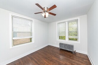 1300 E Madison Park in Chicago, IL - Building Photo - Building Photo