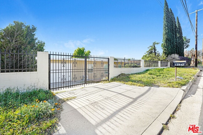13847 Aults Ave in Los Angeles, CA - Building Photo - Building Photo