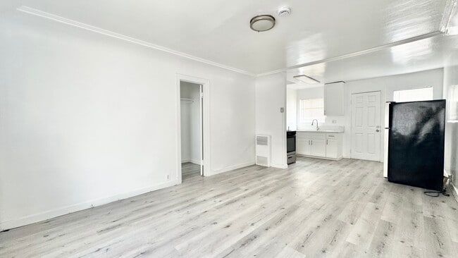 property at 517 1/2 W 42nd Pl