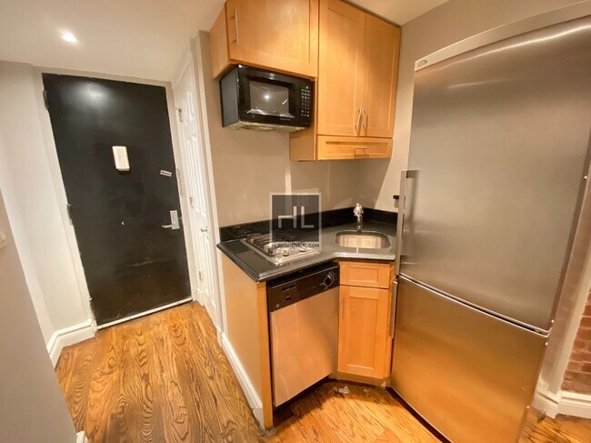 East 25th Street, Unit 2D in New York, NY - Building Photo - Building Photo