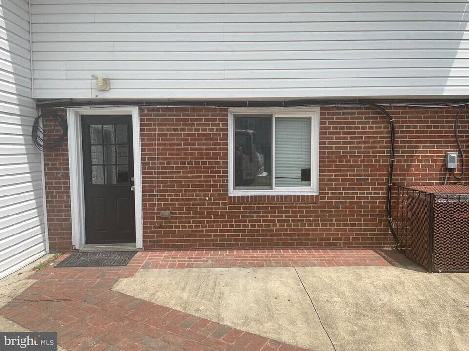 7140 Harrison Ln in Alexandria, VA - Building Photo